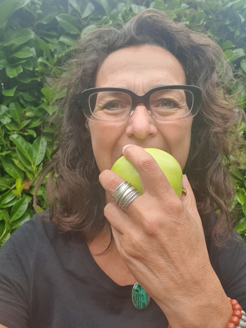 Vitaliteit en leefstijlcoach Bianca eet een appel