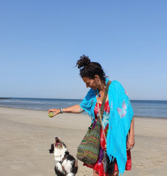 Om stress en burnout te voorkomen in de zomer wandelen over de Zeeuwse stranden met vitaliteitscoach Bianca, bosbalans coaching