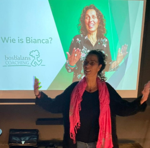 Prensentatie Wie is Bianca? Uitleg wat stress en burnout met de mens doet en hoe je vitaliteit te verbeteren door middel van beweging